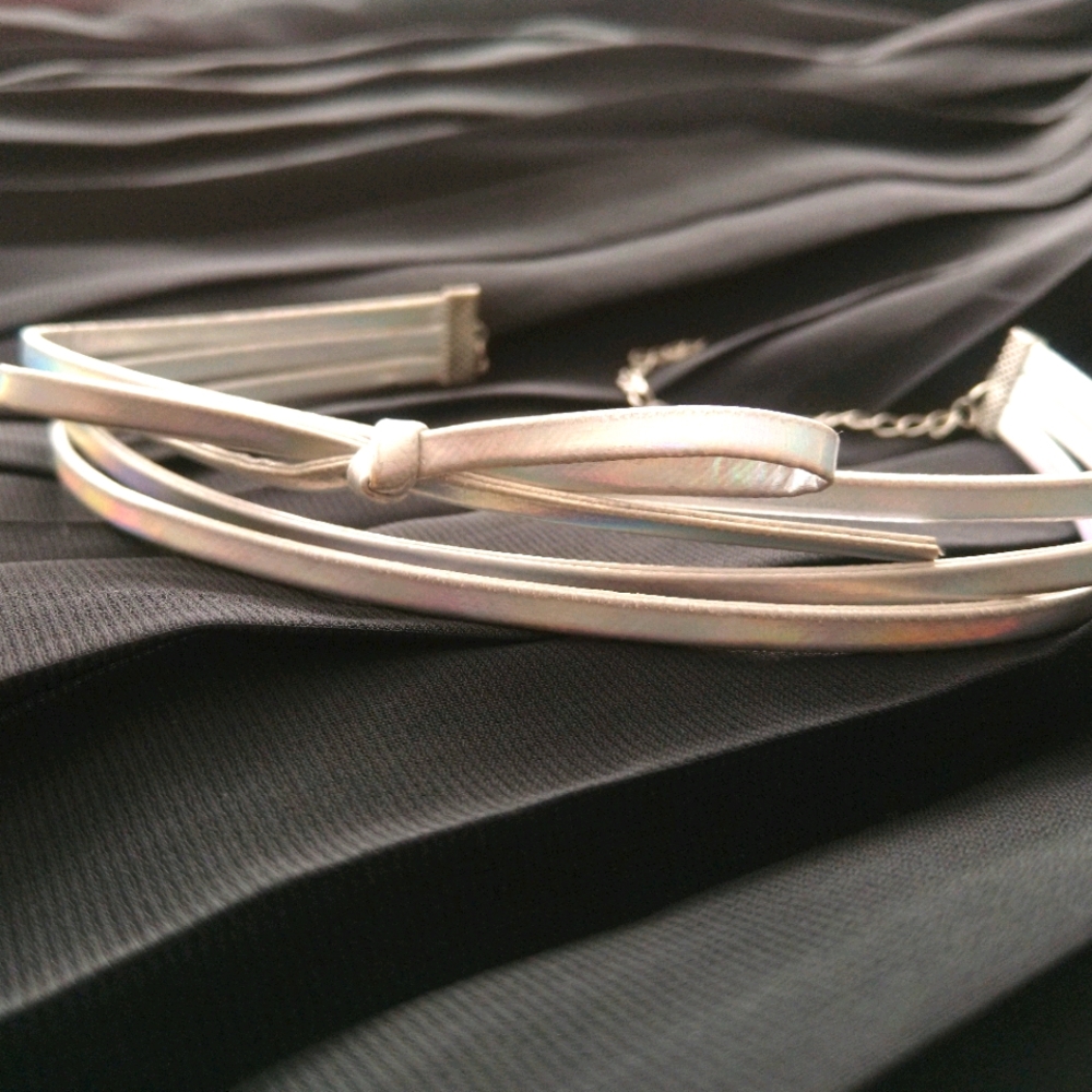 4/$20 Iridescent silver bow choker